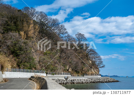 春が近い海沿いの道と青空と白い雲の気持ちいい風景 春が近い海沿いの道と青空と白い雲の気持ちいい風景 138711977
