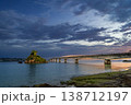 沖縄　古宇利大橋南詰展望所からの夜明けのカエル島と古宇利大橋の風景 138712197
