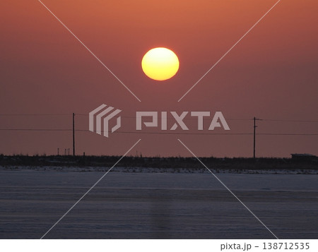 野付半島に昇る朝日 野付半島に昇る朝日 138712535