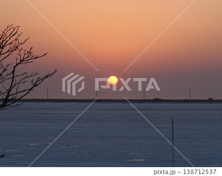 野付半島に昇る朝日 138712537
