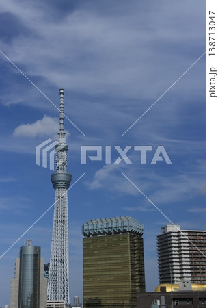 青空にそびえる東京スカイツリー 東京の観光名所 青空にそびえる東京スカイツリー 東京の観光名所 138713047
