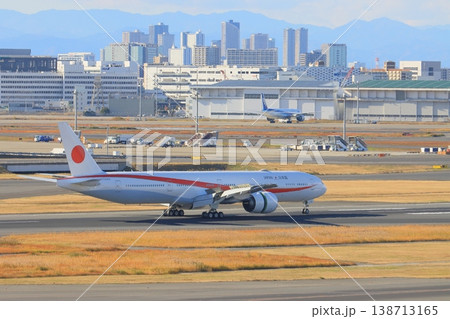 羽田空港を地上走行する政府専用機 羽田空港を地上走行する政府専用機 138713165