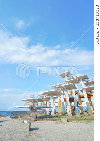 夏の日の富津岬の展望塔-縦3 138713323