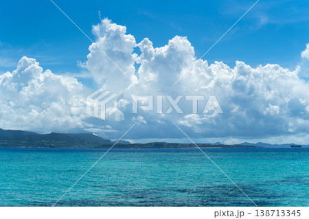 沖縄の離島伊江島の美しい海と空と大きな入道雲 沖縄の離島伊江島の美しい海と空と大きな入道雲 138713345