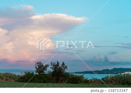 夕方の空に浮かぶ大きな入道雲と海 夕方の空に浮かぶ大きな入道雲と海 138713347