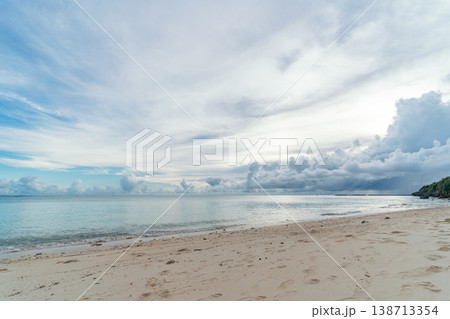 沖縄の離島伊江島の美しい遠浅の海岸と夏空1 138713354