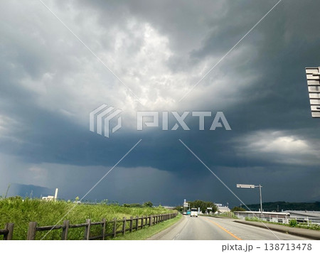 暗雲が垂れ込める行き先 暗雲が垂れ込める行き先 138713478
