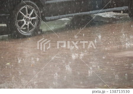 土砂降りの駐車場・1 138713530