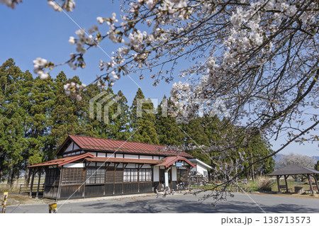 春のフラワー長井線「羽前成田駅」 山形県長井市 春のフラワー長井線「羽前成田駅」 山形県長井市 138713573