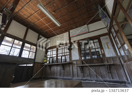 春のフラワー長井線「羽前成田駅」 レトロな駅舎内 山形県長井市 春のフラワー長井線「羽前成田駅」 レトロな駅舎内 山形県長井市 138713637
