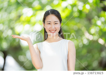 新緑 女性 ビューティー 手かざし 新緑 女性 ビューティー 手かざし 138713823