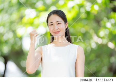 新緑　女性　ビューティー　ガッツポーズ 138713824