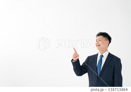 若い男性 ビジネス 指差し 若い男性 ビジネス 指差し 138713864