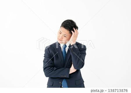 若い男性 ビジネス 悩む 若い男性 ビジネス 悩む 138713876