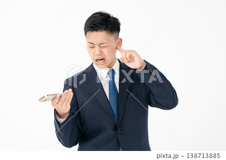 若い男性　ビジネス　スマホ　ストレス 138713885