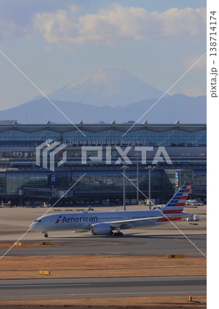 富士山を背景に誘導路を走るジェット機　旅客機　羽田空港から見る富士山 138714174
