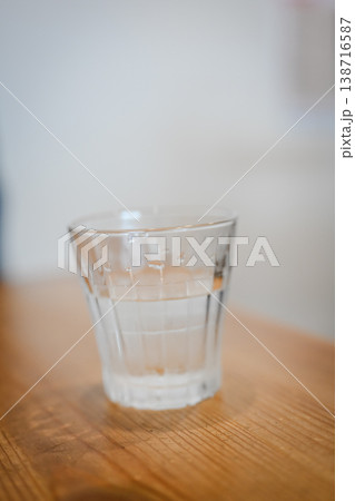 オシャレ　カフェの机　水の入ったグラス 138716587