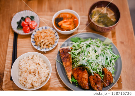 皿に盛られた健康的なカフェランチ 皿に盛られた健康的なカフェランチ 138716726
