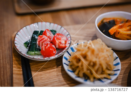 皿に盛られた健康的なカフェランチ 皿に盛られた健康的なカフェランチ 138716727