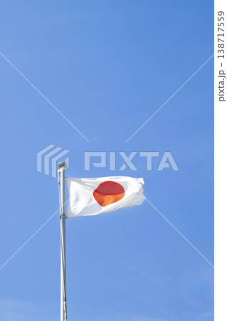 青空をバックにはためく日本の国旗 青空をバックにはためく日本の国旗 138717559