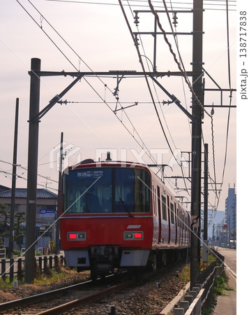 名鉄　朝焼けと赤い電車 138717838