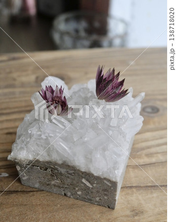 ドライフラワーと水晶 ドライフラワーと水晶 138718020