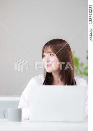 在宅勤務やリモート勤務や資格の勉強をする女性のデザイナーやフリーランスの考える横顔のビジネスイメージ 在宅勤務やリモート勤務や資格の勉強をする女性のデザイナーやフリーランスの考える横顔のビジネスイメージ 138718225