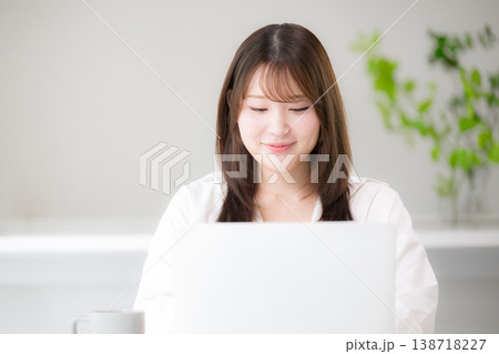 在宅勤務やリモート勤務や資格の勉強をする女性のデザイナーやフリーランスのビジネスイメージ 在宅勤務やリモート勤務や資格の勉強をする女性のデザイナーやフリーランスのビジネスイメージ 138718227