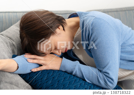 シニア女性　倦怠感　 138718322
