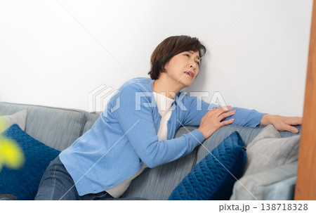 シニア女性　動悸　息切れ 138718328