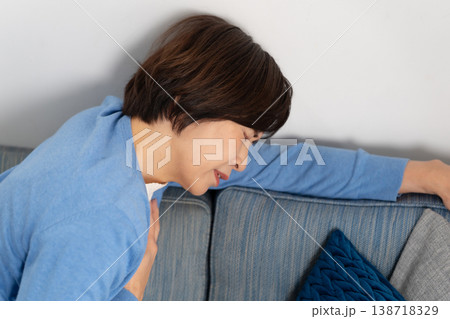 シニア女性 動悸 息切れ シニア女性 動悸 息切れ 138718329