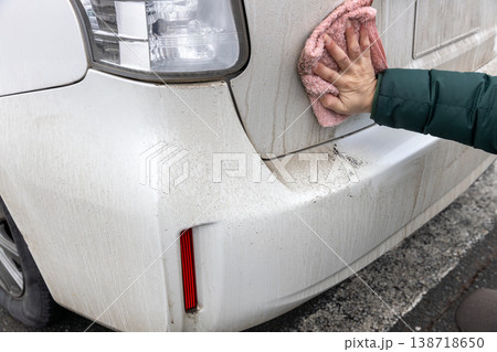 汚れた車のボディーを雑巾で水拭きしている 汚れた車のボディーを雑巾で水拭きしている 138718650