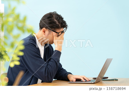 悩む男性 疲労 悩む男性 疲労 138718694