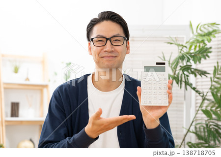 計算機を持つ男性　手かざし 138718705