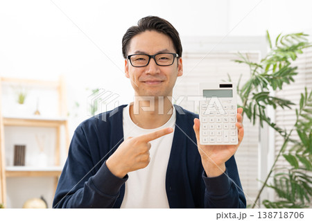 計算機を持つ男性　指差し 138718706