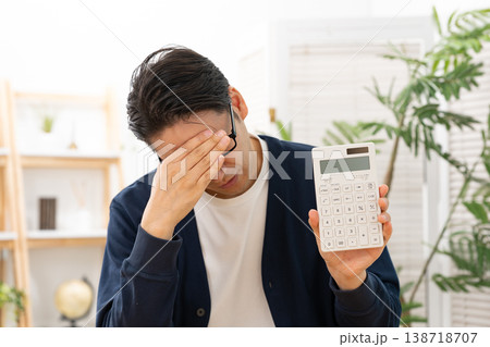 計算機を持つ男性　悩む 138718707