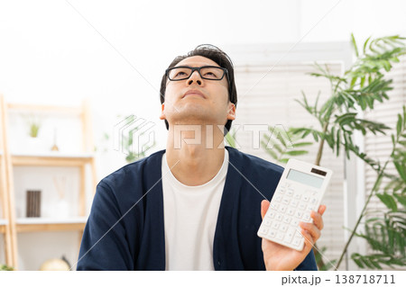 計算機を持つ男性　悩む 138718711