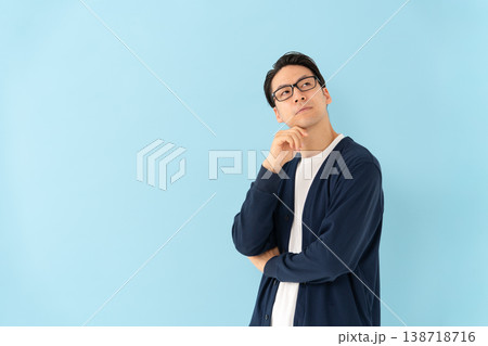 ミドル男性 ポートレート 悩む ミドル男性 ポートレート 悩む 138718716