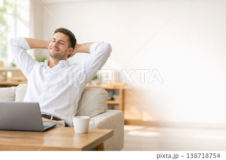 パソコンの前で頭を抱える男性 138718754