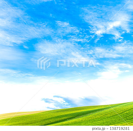 爽やかな風を感じる初夏の北海道美瑛町の美しい風景と青空 138719281