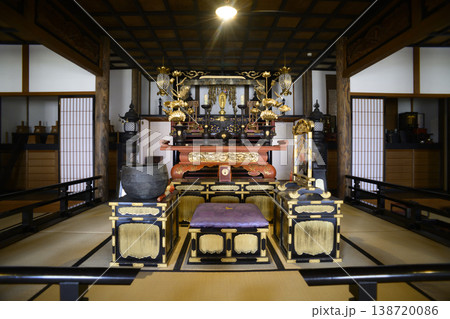 お寺の祭壇 138720086