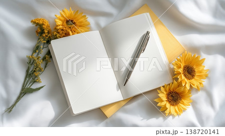 白背景のデスクに開いたノートとペン　向日葵 138720141