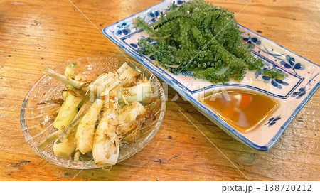 沖縄料理の定番、海ぶどうと島らっきょうの塩漬け 居酒屋のおつまみ 沖縄料理の定番、海ぶどうと島らっきょうの塩漬け 居酒屋のおつまみ 138720212