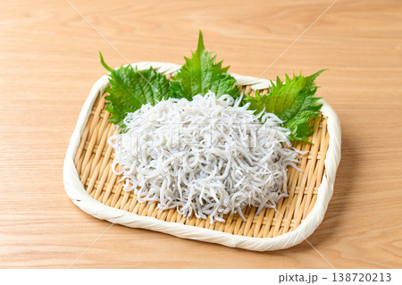 ざるに盛った静岡県産、釜揚げしらす 138720213