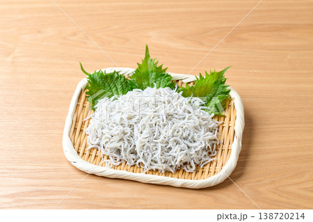 ざるに盛った静岡県産、釜揚げしらす ざるに盛った静岡県産、釜揚げしらす 138720214