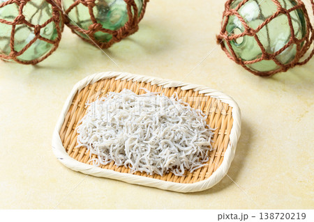 ざるに盛った静岡県産、釜揚げしらす ざるに盛った静岡県産、釜揚げしらす 138720219