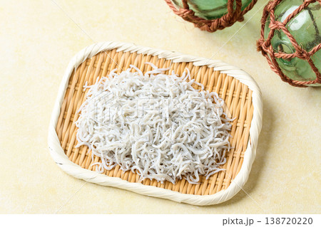 ざるに盛った静岡県産、釜揚げしらす 138720220