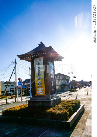 世界遺産の奥州平泉の駅前に建つ中尊寺金色堂や毛越の案内 138721927