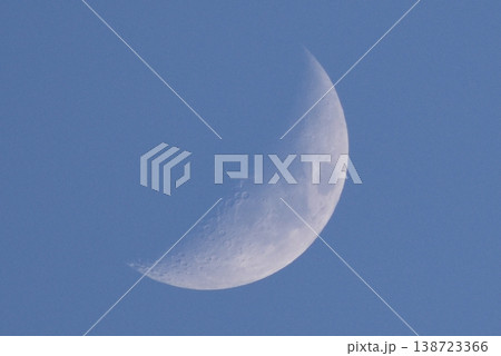 青空に浮かぶ白い月 青空に浮かぶ白い月 138723366