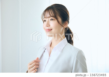 窓際で微笑む若い女性ビジネスパーソン・将来を見つめる会社員の横顔ポートレート 窓際で微笑む若い女性ビジネスパーソン・将来を見つめる会社員の横顔ポートレート 138723493